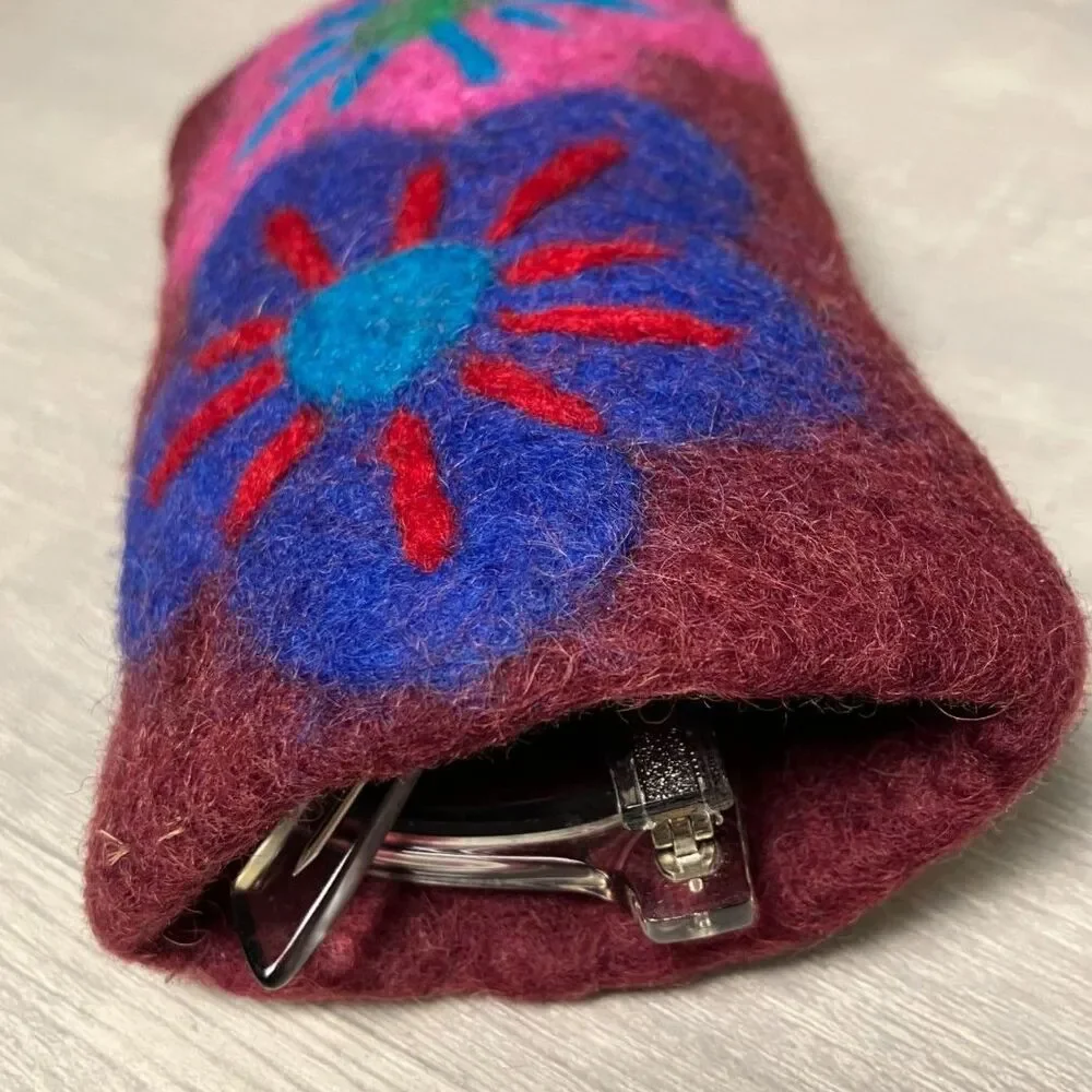 Wool glasses holder with flowers